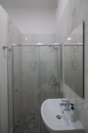 Een douche, gratis toiletartikelen, een haardroger, handdoeken