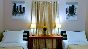 3 makuuhuonetta, työpöytä, silitysrauta/-lauta, vauvan matkasänky