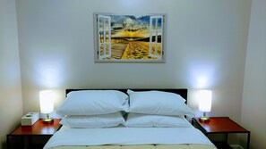 3 habitaciones, escritorio y tabla de planchar con plancha