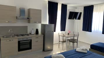 Studio (up to 3 people) | Private kitchen | Fridge, oven, cookware/dishes/utensils