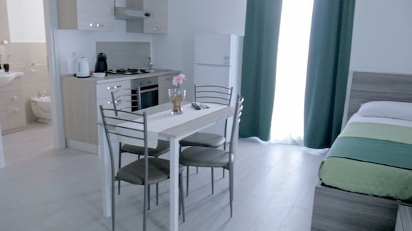 Studio (up to 2 people) | Verdunkelungsvorhänge, kostenloses WLAN, Bettwäsche, Rollstuhlgeeignet