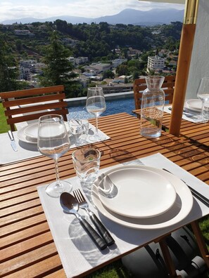 Mesa lista para dos con vista a un paisaje montañoso.