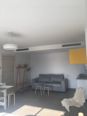 Fridge, microwave, coffee/tea maker, electric kettle - Twenty Rent (Cagnes-sur-Mer)