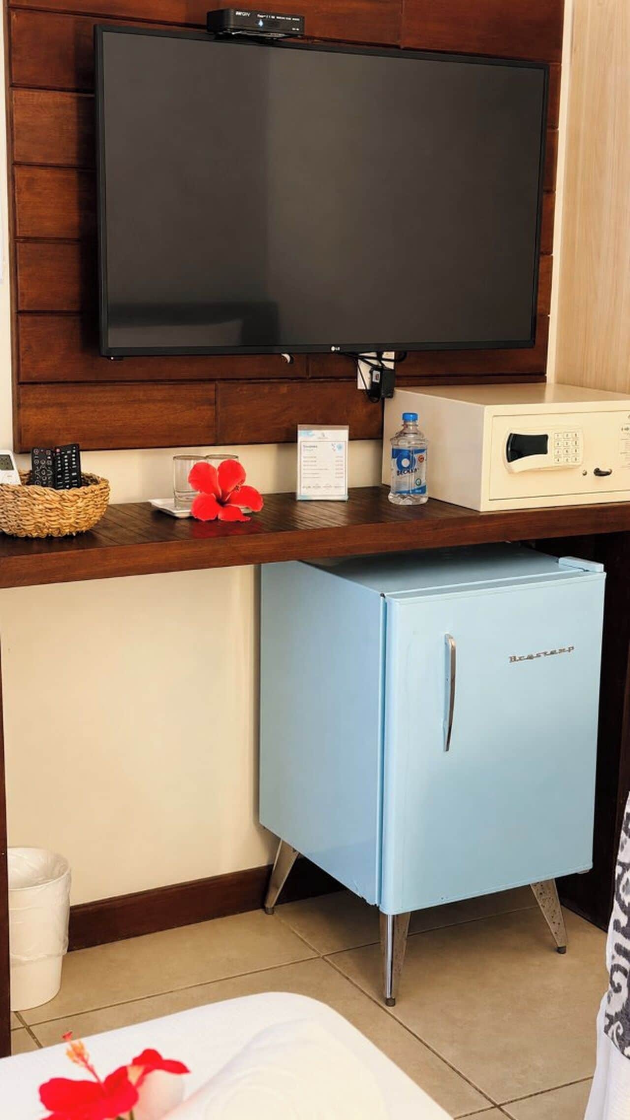 Minibar, caja de seguridad en la habitación y decoración personalizada 
