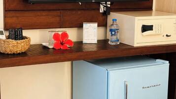 Minibar, caja de seguridad en la habitación y decoración personalizada