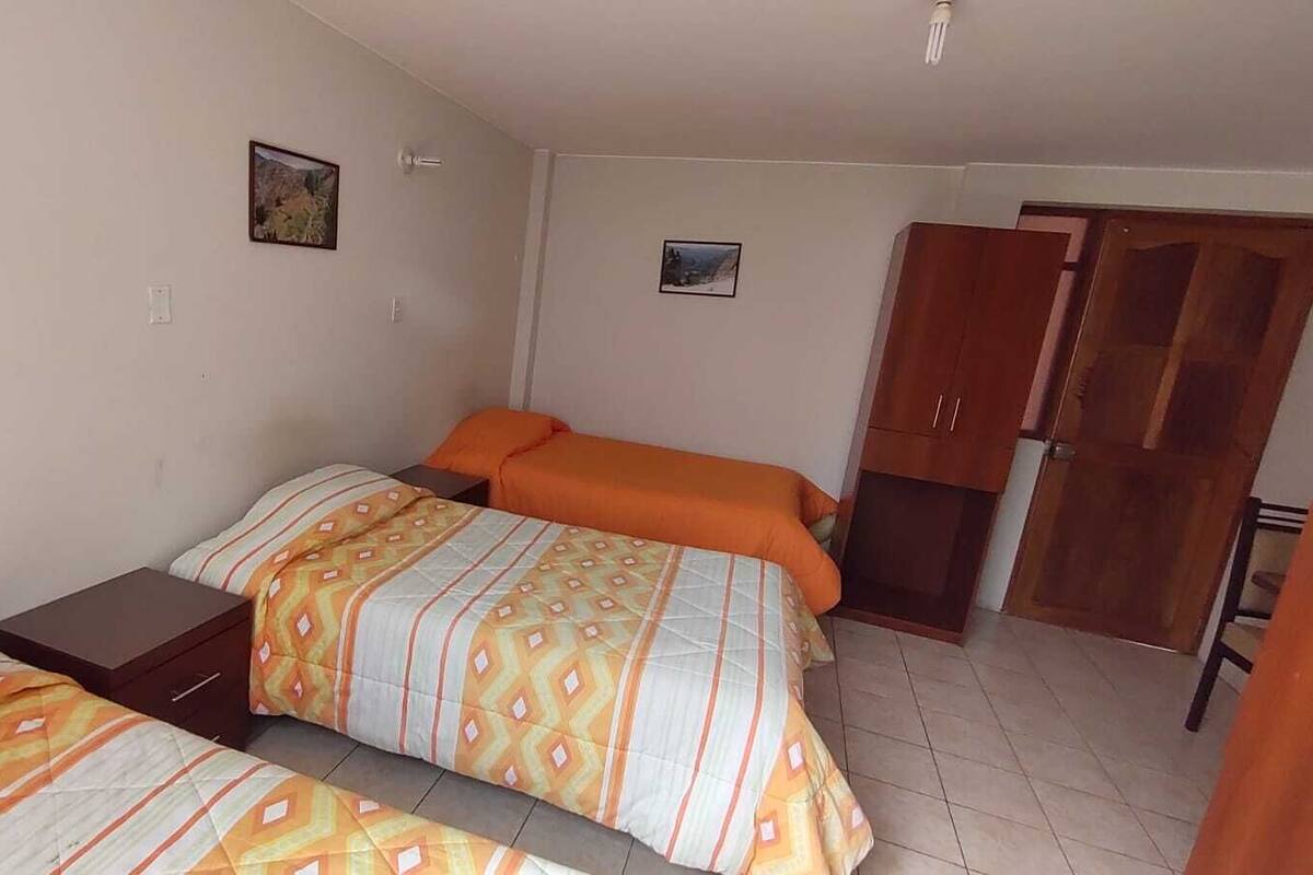 Habitación triple | Baño | Regadera, secadora de cabello, toallas, jabón 