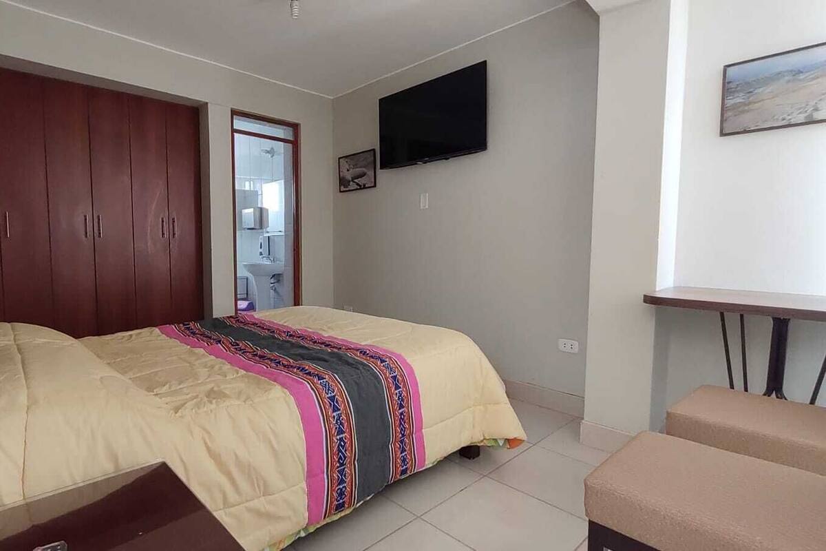 Simple Room | Tabla de planchar con plancha y wifi gratis 