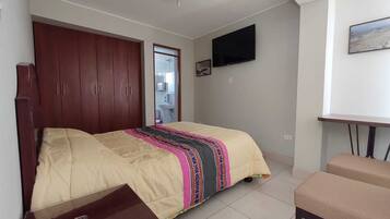 Simple Room | Tabla de planchar con plancha y wifi gratis