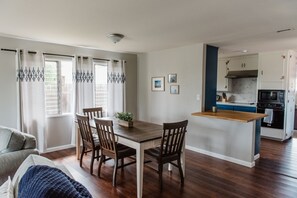 Dining - Spacious Family Vacation Home with Pool (Chula Vista)
