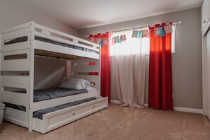 Family House | 4 bedrooms, free WiFi, bed sheets - Spacious Family Vacation Home with Pool (Chula Vista)