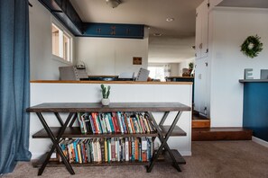 Living area - Spacious Family Vacation Home with Pool (Chula Vista)