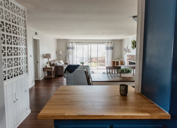 Living area - Spacious Family Vacation Home with Pool (Chula Vista)