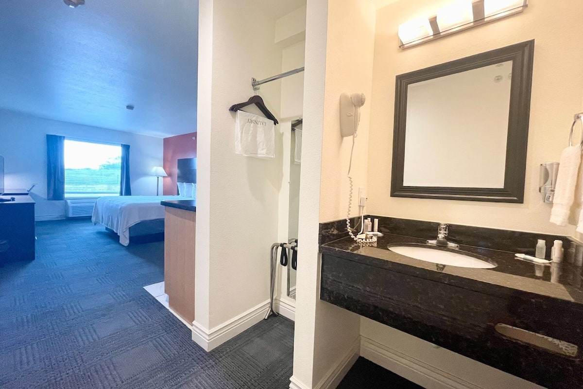 individually decorated, individually furnished, desk, laptop workspace