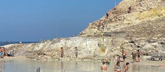 THE BLACK SANDS is a 2-room apartment in the middle of the 2 beaches of Vulcano