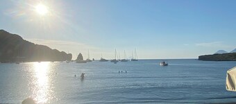 THE BLACK SANDS is a 2-room apartment in the middle of the 2 beaches of Vulcano
