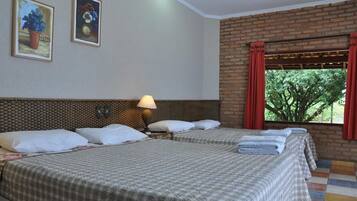 Quarto quádruplo superior | Frigobar, cofres nos quartos, escrivaninha, Wi-Fi de cortesia