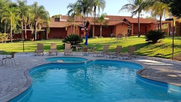 Piscina externa, espreguiçadeiras