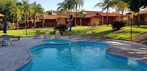 Outdoor pool, pool loungers - Pousada Beco da Lua (Olímpia)