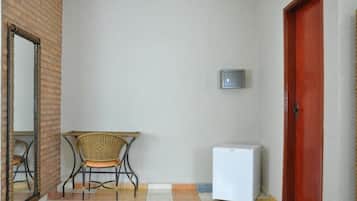 迷你吧、房內夾萬、書桌、免費 Wi-Fi