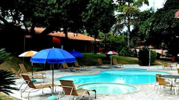 Kolam renang outdoor, dengan kursi berjemur