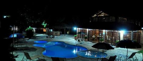 室外游泳池,日光浴躺椅