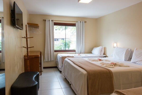 Habitación cuádruple estándar | Minibar, caja fuerte, escritorio y cortinas opacas