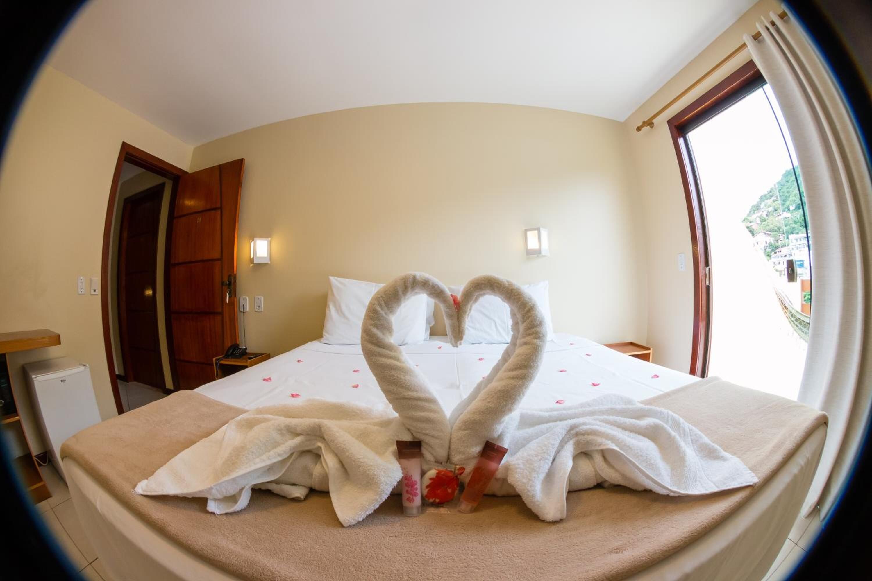 Minibar, coffres-forts dans les chambres, bureau, rideaux occultants