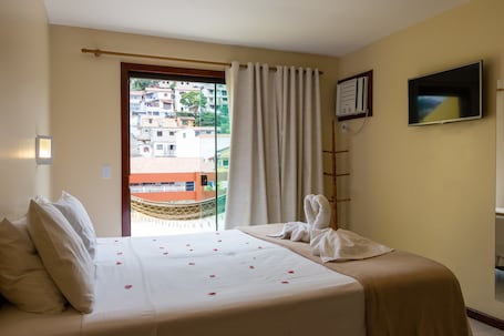 Superior Twin Room | Minibar, in-room safe, desk, blackout drapes