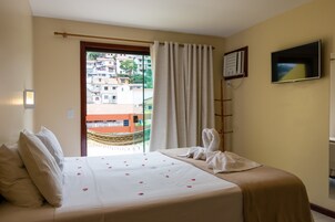 Habitación superior con 2 camas individuales | Minibar, caja fuerte, escritorio y cortinas opacas