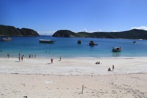Beach nearby, beach umbrellas, beach towels - Costa Dourada Pousada (Arraial do Cabo)