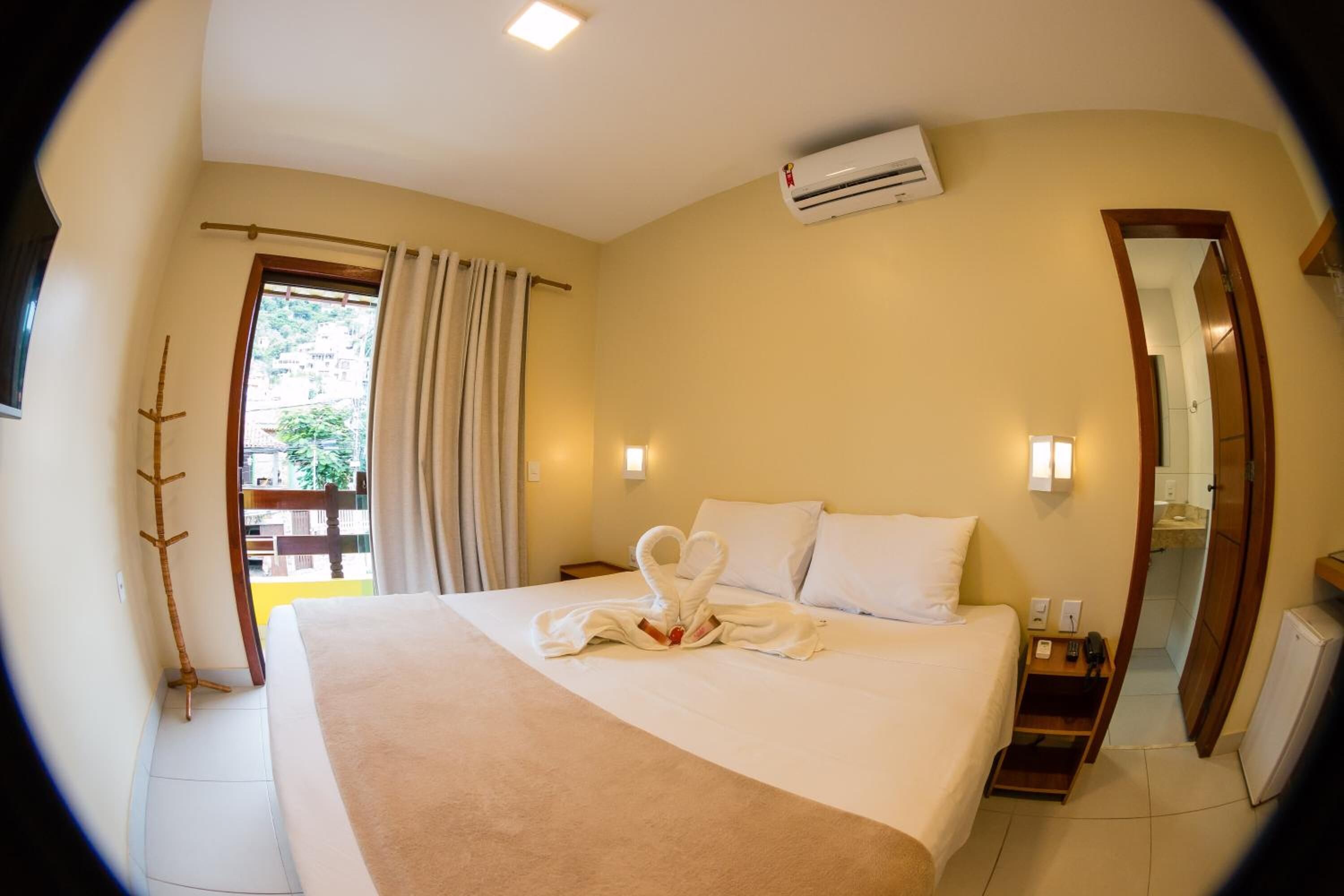 Frigobar, cofres nos quartos, escrivaninha, cortinas blackout