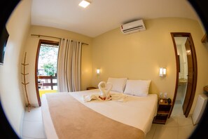 Minibar, in-room safe, desk, blackout curtains - Costa Dourada Pousada (Arraial do Cabo)