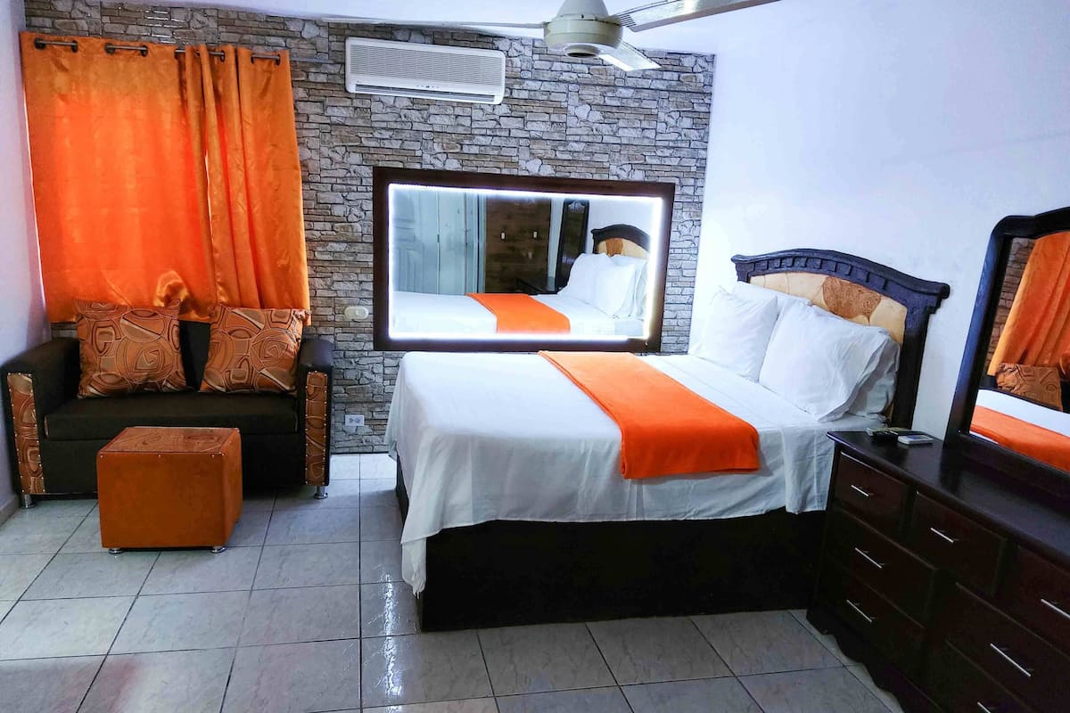 1 Schlafzimmer, hochwertige Bettwaren, Zimmersafe, Schreibtisch