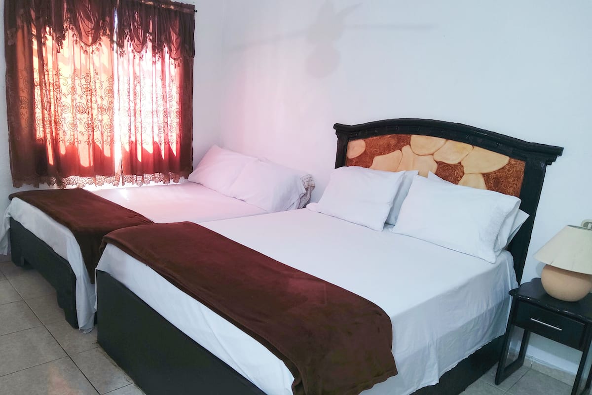 1 Schlafzimmer, hochwertige Bettwaren, Zimmersafe, Schreibtisch