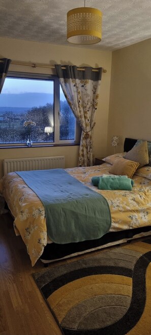 5 chambres, fer et planche à repasser, lit de bébé portatif