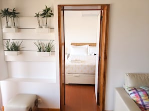 1 quarto, ferros/tábuas de passar roupa, berço de viagem
