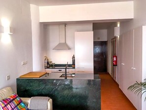 Kylskåp, mikrovågsugn, ugn och spishäll