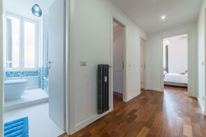 Combined shower/tub, hair dryer, bidet, towels