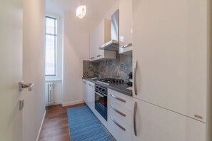 Micro-ondes, four, plaque de cuisson, cafetière/bouilloire