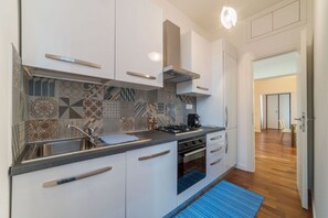 Mikrowelle, Ofen, Herdplatte, Wasserkocher mit Kaffee-/Teezubehör