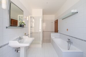 Badewanne, Bidet, Handtücher, Shampoo
