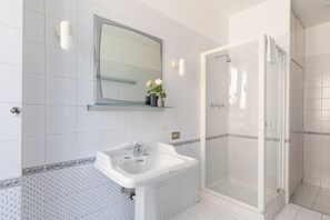 Bathtub, bidet, towels, shampoo