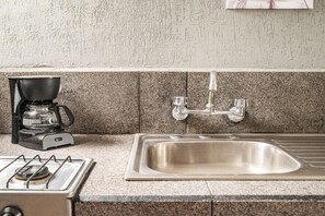 Standard Room | Private kitchenette | Fridge, microwave, stovetop, cookware/dishes/utensils - Dpas 52 (Mérida)