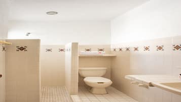 Standard Room | Bathroom | Shower, free toiletries, towels