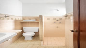 Habitación estándar | Baño | Regadera, amenidades de baño gratuitas, toallas