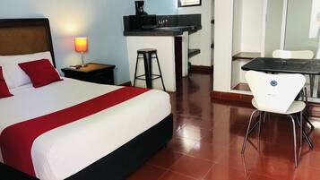 Habitación estándar | Tabla de planchar con plancha, wifi gratis y ropa de cama