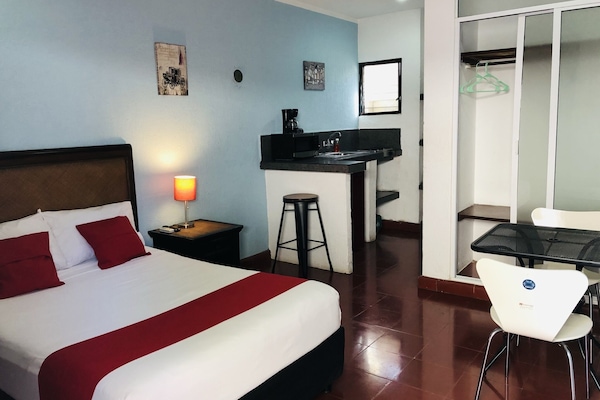 Tabla de planchar con plancha, wifi gratis y ropa de cama