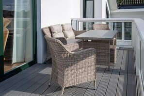 Outdoor dining - Apartment Lieschenhüs with Schleiblick, sea view on the 1st floor with two bedrooms. Ideal for families and couples with pets! (Kappeln)