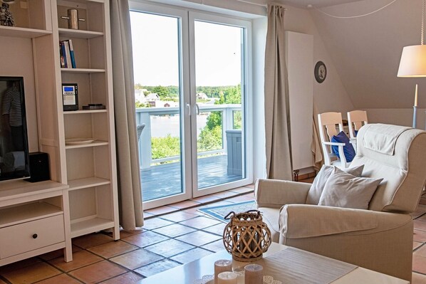 TV, books, stereo - Apartment Lieschenhüs with Schleiblick, sea view on the 1st floor with two bedrooms. Ideal for families and couples with pets! (Kappeln)