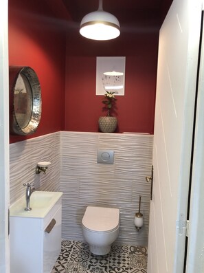 Een haardroger, zeep, shampoo, toiletpapier